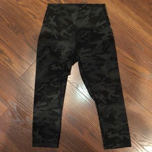 Camo Wunder Under Crop (High-Rise)